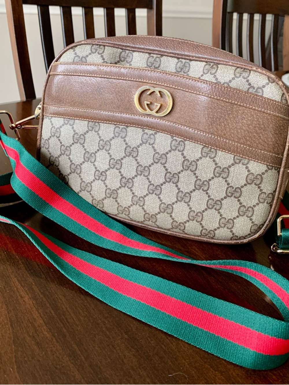 Gucci vintage authentic monogram shoulder Bag the perfect size